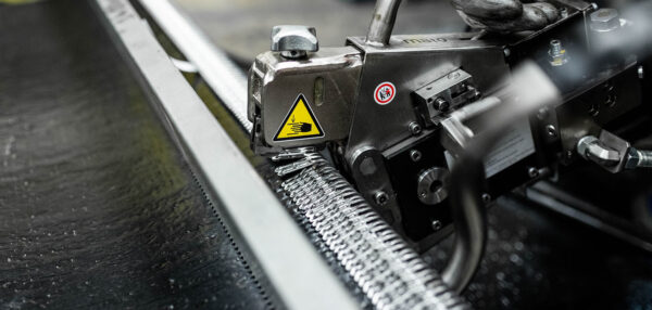 Conveyor belt splicing with fasteners
